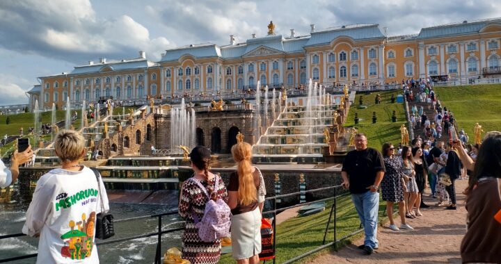 Venäläiset löysivät  kotimaan matkailun – Pietarissa on arkipäivinäkin tungosta turistikohteisiin