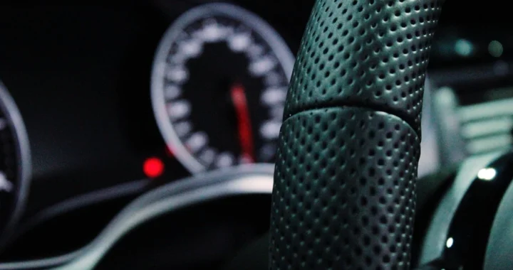 Kiinalta voimakas reaktio sähköautojen tuontiehtojen tarkistamiseen