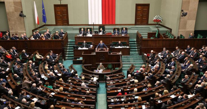 Puolan hallituksen vaihtuminen todennäköistä – vaalien tulos julkaistu