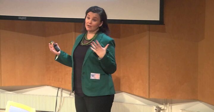 MEGAISO HANNA SMITH JA HULLUJEN PAPUKAIJOJEN KUORO