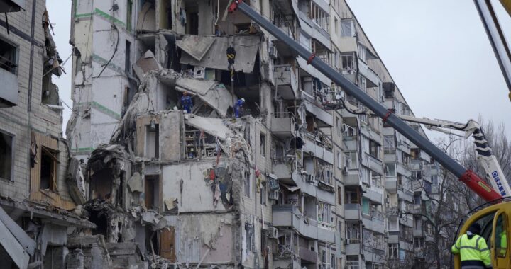 Punaiset silmät ja linjat