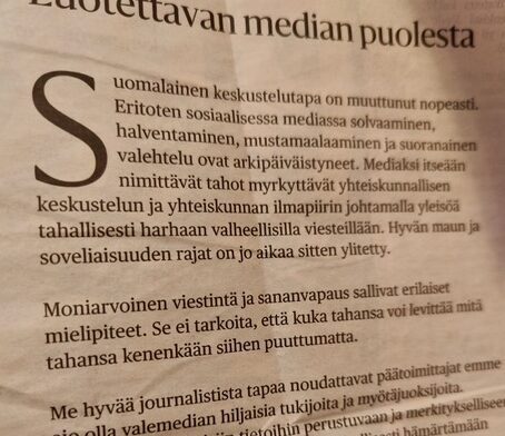 Valtamedia hyökkäsi kokosivun ilmoituksilla "vaihtoehtoista" mediaa vastaan. Kuva vuoden 2016 mahtipontisesta kampanjasta.