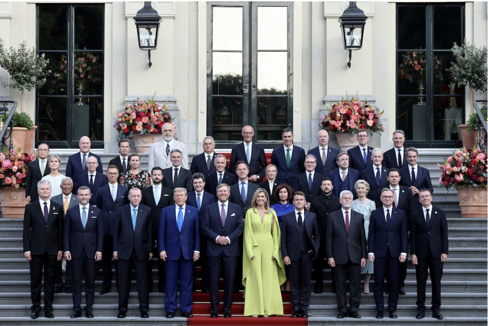 Nöyriä ihmisiä Nato-kokouksessa, paitsi yksi.