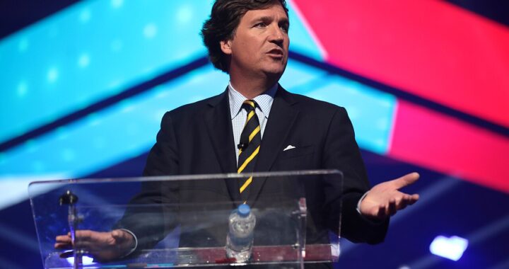 Carlson haastaa Trumpin MAGA-linjan