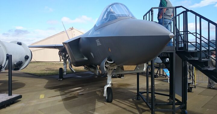 Vain kaksi viidestä F-35-koneesta lentää eikä hintaa tiedetä